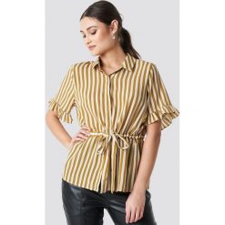NA-KD Boho Frill Sleeve Tie Waist Top - White,Yellow. Żółte topy damskie marki NA-KD Boho, bez wzorów, bez kołnierzyka. Za 141,95 zł.