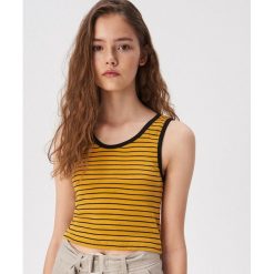 Crop top w paski - Żółty. Żółte topy damskie Sinsay, s, w paski, bez kołnierzyka. W wyprzedaży za 9,99 zł.
