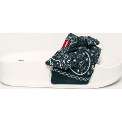 Levi's - Klapki. Niebieskie klapki damskie Levi's®, bez wzorów, z materiału, bez obcasa, na obcasie. Za 169,90 zł.