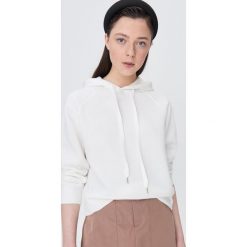Bluza basic z kapturem - Kremowy. Białe bluzy damskie Sinsay, s, bez wzorów, bez rękawów, z kapturem. Za 49,99 zł.