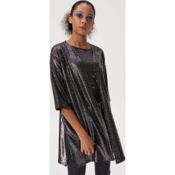 Cekinowy sweter o kimonowym kroju - Srebrny. Szare swetry damskie Sinsay, bez wzorów, bez rękawów, bez kaptura. Za 69,99 zł.
