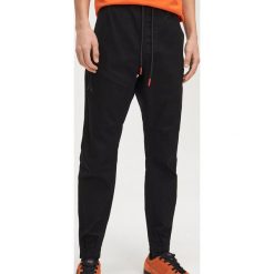 Joggery na gumce - Czarny. Czarne spodnie męskie Cropp, m, bez wzorów. Za 129,99 zł.