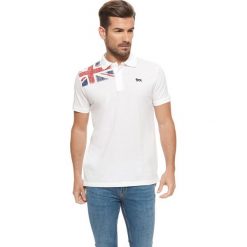 Koszulka polo w kolorze białym. Białe koszulki męskie marki Lonsdale, m, z nadrukiem, polo. W wyprzedaży za 62,95 zł.
