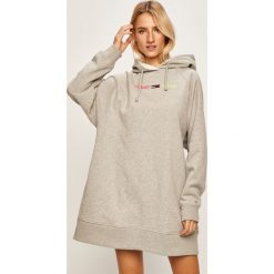 Tommy Jeans - Sukienka. Szare sukienki damskie Tommy Jeans, na co dzień, s, z nadrukiem, z elastanu, casualowe, z okrągłym kołnierzem, z długim rękawem, długie, mini, proste. W wyprzedaży za 379,90 zł.