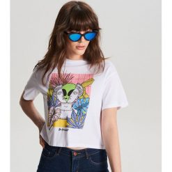 Koszulka We are creators - Biały. Białe koszulki damskie Cropp, s, bez wzorów, bez kołnierzyka, bez rękawów. Za 39,99 zł.