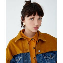 Kurtka oversize z denimu z kontrastowymi rękawami. Szare kurtki damskie Pull&Bear, bez wzorów, z denimu, bez kaptura. Za 159,00 zł.