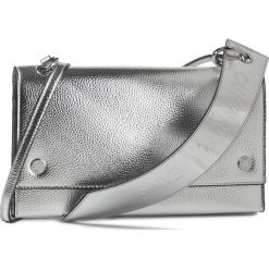 Torebka CALVIN KLEIN JEANS - Ckj Banner Shoulder Flap Bag K60K606159 PE6. Szare listonoszki damskie Calvin Klein Jeans, z aplikacjami, z jeansu, zdobione, bez dodatków. Za 399,00 zł.