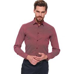 Koszula wzorzysta dopasowany krój. Czerwone koszule męskie Top Secret, na zimę, m, bez wzorów, z bawełny, eleganckie, bez kołnierzyka, bez rękawów. W wyprzedaży za 59,99 zł.