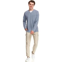 Bluza nierozpinana ze wstawką. Niebieskie bluzy męskie Top Secret, na lato, xxl, bez wzorów, z materiału, sportowe, z dekoltem w serek, z długim rękawem, długie, bez kaptura. W wyprzedaży za 29,99 zł.