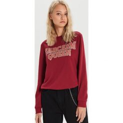 Bluza z napisem - Bordowy. Czerwone bluzy damskie Cropp, s, z napisami, bez rękawów, bez kaptura. Za 49,99 zł.
