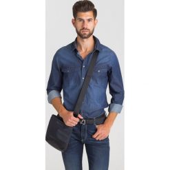 Jeansowa NIEBIESKA KOSZULA JOOP! JEANS. Niebieskie koszule męskie JOOP! Jeans, m, z aplikacjami, z jeansu, z klasycznym kołnierzykiem, bez rękawów. Za 209,50 zł.