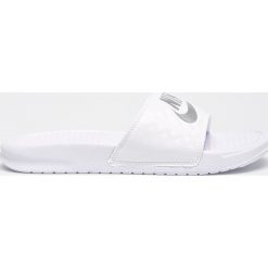Nike Sportswear - Klapki Benassi. Białe klapki damskie Nike Sportswear, bez wzorów, z materiału, bez obcasa. Za 89,90 zł.