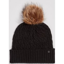 Czapka z futrzanym pomponem - Czarny. Czarne czapki damskie Sinsay, bez wzorów, z futra. W wyprzedaży za 14,99 zł.