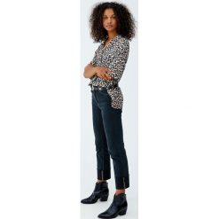 Koszula w panterkę z kołnierzykiem z klapami. Pomarańczowe koszule body marki Pull&Bear, z motywem zwierzęcym. Za 69,90 zł.