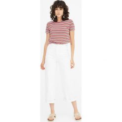 Koszulka basic w kolorowe paski. Szare t-shirty damskie marki Pull&Bear, w kolorowe wzory. Za 29,90 zł.