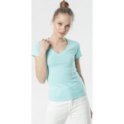 Jasnoniebieski T-shirt Aegameda. Niebieskie bluzki damskie Born2be, s, bez wzorów, z dzianiny, bez kołnierzyka, z krótkim rękawem. Za 39,99 zł.