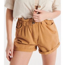 Jeansowe szorty paperbag - Beżowy. Brązowe szorty damskie Cropp, bez wzorów, z jeansu. Za 89,99 zł.