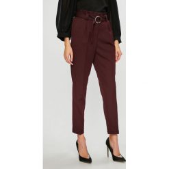 Vero Moda - Spodnie. Fioletowe spodnie damskie Vero Moda, s, w paski, z elastanu, casualowe. W wyprzedaży za 89,90 zł.