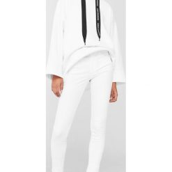 Mango - Jeansy Elektra2. Białe jeansy damskie Mango, z elastanu. W wyprzedaży za 99,90 zł.