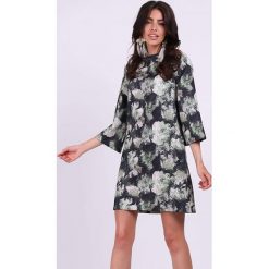 Sukienka w kolorze czarno-zielonym ze wzorem. Czarne sukienki damskie Jesienny butik, xs, bez wzorów, ze stójką, bez rękawów, mini. W wyprzedaży za 119,95 zł.