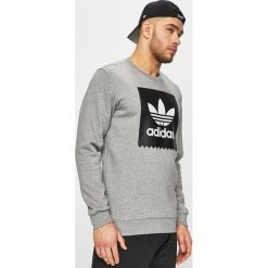 Adidas Originals - Bluza. Szare bluzy męskie adidas Originals, xl, z nadrukiem, z bawełny, z okrągłym kołnierzem, bez rękawów, bez kaptura. W wyprzedaży za 199,90 zł.