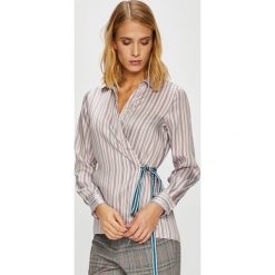 Pepe Jeans - Koszula Senia. Szare koszule damskie marki Pepe Jeans, s, z poliesteru, casualowe, z długim rękawem. W wyprzedaży za 239,90 zł.