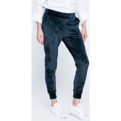 Answear - Spodnie Blossom Mood. Czarne spodnie damskie ANSWEAR, s, bez wzorów, z tkaniny, casualowe. W wyprzedaży za 59,90 zł.