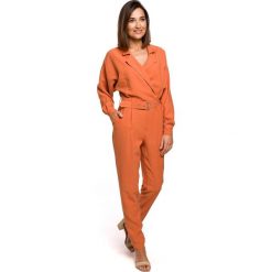 Kombinezon z paskiem - pomarańczowy. Pomarańczowe kombinezony damskie Style, na imprezę, s, w paski, z poliesteru, z wykładanym kołnierzem, bez rękawów. Za 279,00 zł.