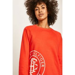 Tommy Hilfiger - Bluza. Pomarańczowe bluzy damskie TOMMY HILFIGER, s, z nadrukiem, z bawełny, bez rękawów, bez kaptura. W wyprzedaży za 359,90 zł.