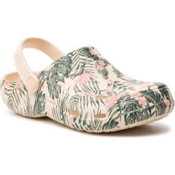 Klapki COQUI - Tina Printed 1353-204-6100 Beige Tropical. Brązowe klapki damskie Coqui, bez wzorów, z tworzywa sztucznego, bez obcasa. Za 69,00 zł.
