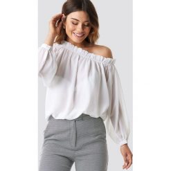 NA-KD Boho Bluzka z asymetrycznym dekoltem - White. Białe bluzki damskie marki NA-KD Boho, bez wzorów, z poliesteru, boho, z asymetrycznym kołnierzem, bez rękawów. Za 80,95 zł.