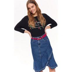 BLUZKA DAMSKA Z HAFTEM. Czarne bluzki damskie Top Secret, z nadrukiem, z tkaniny, bez kołnierzyka, bez rękawów. W wyprzedaży za 19,99 zł.