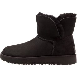 Buty zimowe damskie: UGG CLASSIC CUFF MINI Botki black