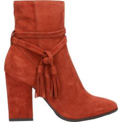 Botki LILIA. Czerwone botki damskie Gino Rossi, ze skóry, eleganckie, na wysokim obcasie, na słupku, z paskami. Za 249,90 zł.