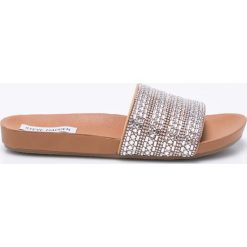 Steve Madden - Klapki. Brązowe klapki damskie Steve Madden, bez wzorów, z materiału, bez obcasa, na obcasie. W wyprzedaży za 199,90 zł.