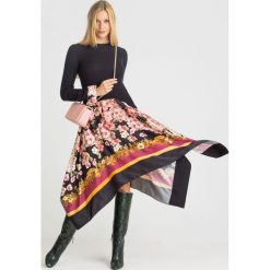 SUKIENKA TWINSET. Czarne sukienki damskie Twinset, na co dzień, s, bez wzorów, z dzianiny, z okrągłym kołnierzem, bez rękawów, midi, asymetryczne. Za 1349,00 zł.