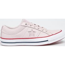 Converse - Tenisówki. Czerwone trampki i tenisówki damskie marki Converse, ze skóry, na sznurówki. W wyprzedaży za 249,90 zł.