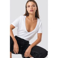 NA-KD Basic T-shirt z dekoltem V - White. Białe t-shirty damskie marki NA-KD Basic, bez wzorów, z bawełny, bez kołnierzyka. Za 52,95 zł.