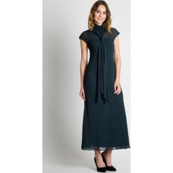 Zielona sukienka maxi BIALCON. Zielone sukienki damskie marki BIALCON, na imprezę, bez wzorów, z tkaniny, eleganckie, z dekoltem na plecach, bez rękawów, maxi. W wyprzedaży za 314,00 zł.