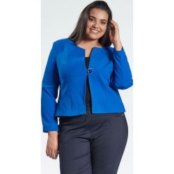 Kobaltowy klasyczny, damski żakiet w dużych rozmiarach OVERSIZE PLUS SIZE WIOSNA. Niebieskie żakiety damskie Moda Size Plus Iwanek, na wiosnę, plus size, bez wzorów, z poliesteru, eleganckie, bez rękawów, bez kaptura. Za 149,00 zł.