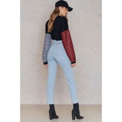 Josefin Ekström for NA-KD Jeansy Hands Off - Blue. Niebieskie jeansy damskie marki Josefin Ekström for NA-KD, z napisami, z bawełny. Za 220,95 zł.