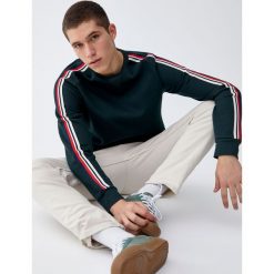 Czarna bluza z lampasami. Zielone bluzy męskie marki Pull&Bear, m. Za 79,90 zł.