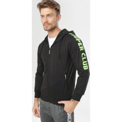 Czarna Bluza Dioreino. Czarne bluzy męskie Born2be, xl, bez wzorów, bez kołnierzyka, bez rękawów, bez kaptura. Za 79,99 zł.