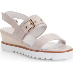 Buty damskie. Żółte klapki damskie Wittchen, z aplikacjami, ze skóry, bez obcasa, na koturnie. W wyprzedaży za 179,90 zł.