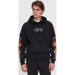 Bluza z nadrukiem - Czarny. Czarne bluzy damskie House, s, z nadrukiem, bez kołnierzyka, bez rękawów, bez kaptura. Za 119,99 zł.
