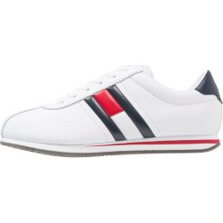 Tommy Jeans RETRO FLAG Sneakersy niskie white. Białe trampki męskie Tommy Jeans, bez zapięcia. Za 379,00 zł.