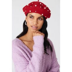 NA-KD Accessories Beret wyszywany sztucznymi perłami - Red. Czerwone berety damskie marki NA-KD Accessories, bez wzorów. Za 80,95 zł.