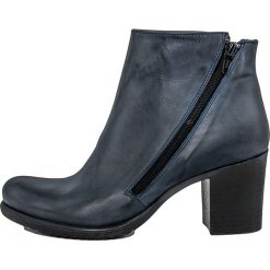 Skórzane botki "Pia" w kolorze granatowym. Niebieskie botki damskie Bluetag, Gusto, bez obcasa, bez zapięcia. W wyprzedaży za 276,95 zł.