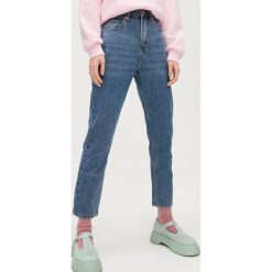 Jeansy mom fit - Niebieski. Niebieskie jeansy damskie Cropp. Za 89,99 zł.