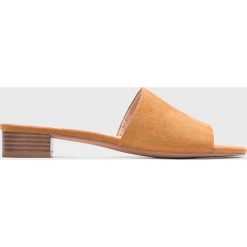 Kazar Studio - Klapki. Żółte klapki damskie Kazar Studio, bez wzorów, ze skóry, bez obcasa, na obcasie. Za 259,90 zł.